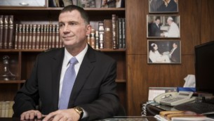 Yuli Edelstein dans son bureau à la Knesset - 15 avril 2015 (Crédit : Hadas Parush/Flash90)