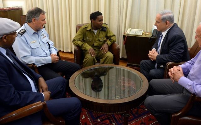 Benjamin Netanyahu reçoit le jeune soldat israélien d'origine éthiopienne à la résidence du Premier ministre - 4 mai 2015 (Crédit :  Haim Zach / GPO)