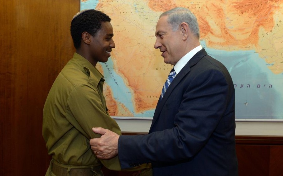 Le Premier ministre Benjamin Netanyahu rencontre Damas Pakada, le soldat éthiopien israélien qui a été agressé par des policiers la semaine dernière, au bureau du Premier ministre à Jérusalem, le 4 mai 2015 (Crédit : Haim Zach / GPO)