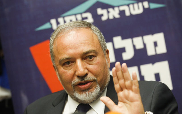Avigdor Liberman lors de la réunion du parti Yisrael Beytenu à la Knesset, le 4 mai 2015. (Crédit : Miriam Alster / Flash90)
