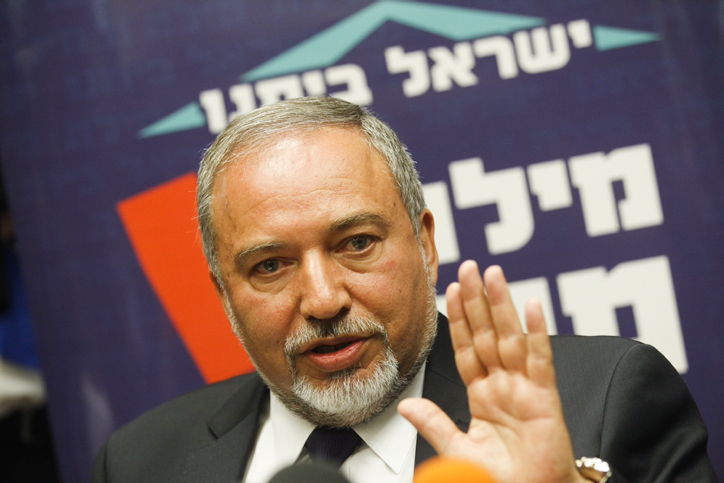 Avigdor Liberman lors de la réunion du parti Yisrael Beytenu à la Knesset, le 4 mai 2015. (Crédit : Miriam Alster / Flash90)