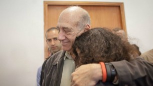 L'ancien Premier ministre Ehud Olmert à la Cour de district de Jérusalem lors de l'audience de détermination de la peine, le 5 mai 2015. (Crédit : Emil Salman / Pool / Flash90)