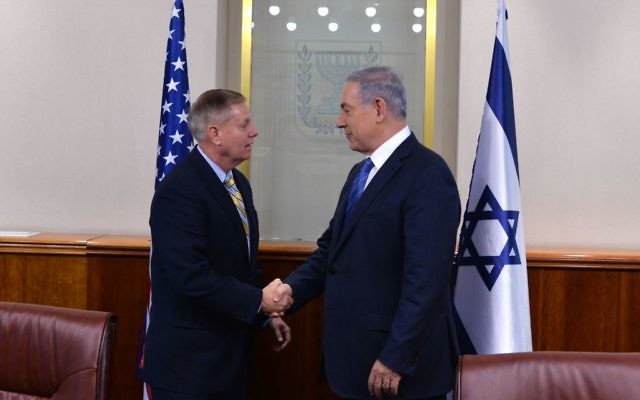 Le Premier ministre Benjamin Netanyahu et le sénateur américain Lindsey Graham, à Jérusalem, le 27 mai 2015. (Crédit : Kobi Gideon / GPO)