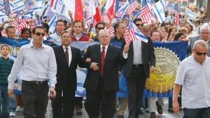Le pasteur John Hagee coude à coude avec le rabbin Shlomo Riskin dans une mars de solidarité en 2010 (Autorisation)