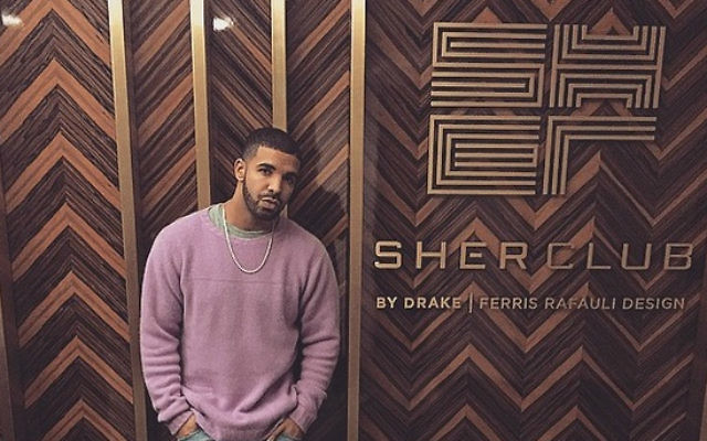 Le rappeur Drake à côté de son nouveau club du nom de ses grands-parents juifs. (Crédit : Drake / Instagram)
