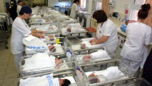 Des bébés à l'hôpital Bikur Holim de Jérusalem. Illustration. (Crédit : Flash90)