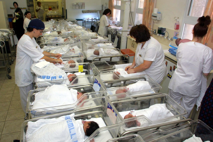 Des bébés à l'hôpital Bikur Holim de Jérusalem (Crédit : Flash90)