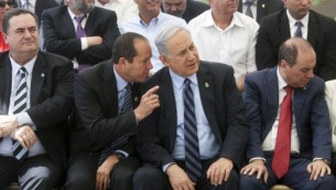 Le maire de Jérusalem Nir Barkat (à gauche) avec le Premier ministre Benjamin Netanyahu, à Jérusalem, le 19 mai 2015. (Credit photo: Marc Israël Sellem  / Flash90)