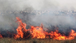 Un incendie fait rage dans la ville israélienne de Rahat, en raison des conditions extrêmement chaudes et sèches le 27 mai 2015. Les températures ont dépassé 44º C dans certaines parties du pays. (Crédit photo:Talucho / Flash90) 
