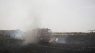Les pompiers se précipitent vers un incendie dans le sud d'Israël le 27 mai 2015. Les conditions anormalement chaudes et sèches ont provoqué plusieurs feux de forêt dans certaines parties du pays (Crédit photo: Albert Sadikov / Flash90)