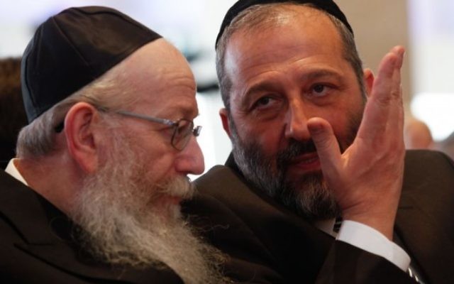 Le dirigeant du parti Shas, Aryeh Deri (à droite),  en conversation avec celui du parti Yahadout HaTorah, Yaakov Litzman, lors de la session d'ouverture du parlement israélien, le 31 mars 2015. (Crédit : Nati Shohat/Flash90)