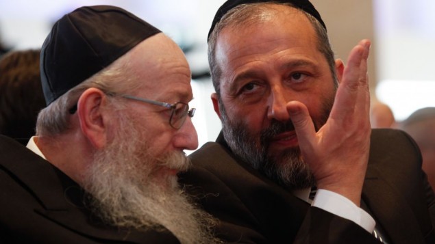 Le dirigeant du parti Shas, Aryeh Deri (à droite), en conversation avec celui du parti Yahadout HaTorah, Yaakov Litzman, lors de la session d'ouverture du parlement israélien, le 31 mars 2015. (Crédit : Nati Shohat/Flash90)