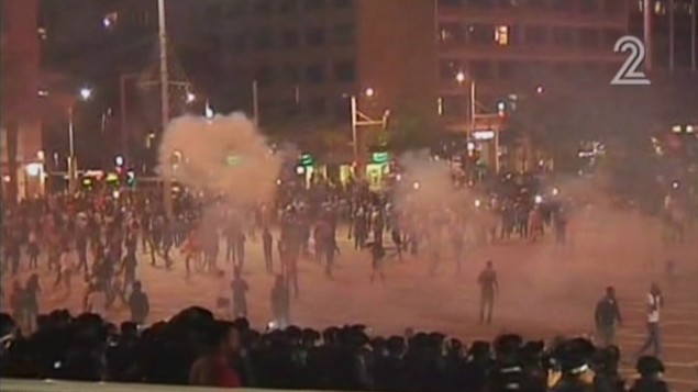 Répression des manifestants Israéliens éthiopiens par la police sur la place Rabin de Tel Aviv, le 3 mai 2015. (Crédit : capture d'écran Deuxième chaîne)