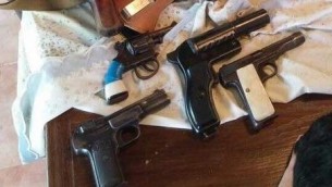 Les armes trouvés dans le kibboutz Shoval (Crédit : Police israélienne)
