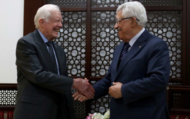 Mahmoud Abbas, président de l'Autorité palestinienne (à doite) avec l'ancien président américain Jimmy Carter, à Ramallah, le 2 mai 2015. (Crédit : AFP/Pool/Abbas Momani)