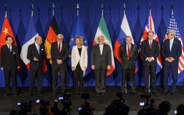 Les représentants des puissances mondiales et de l'Iran posant avant l'annonce d'un accord sur pourparlers nucléaires de l'Iran à Lausanne  le 2 avril 2015. (AFP / FABRICE COFFRINI)