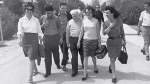 David Ben Gurion entouré de certains des prisonniers libérés le 1er Janvier 1967 (Crédit : GPO / Archives de Tsahal/ministère de la Défense)