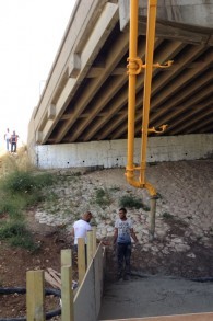 Préparation du 'Point de Rencontre' sous un pont de Jérusalem (Jessica Steinberg/Times of Israel)