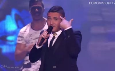 Nadav Guedj lors des demi-finales de l'Eurovision le 21 mai 2015. (Crédit : Capture d'écran YouTube)