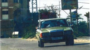 Une voiture passe devant une affiche de l'organisation chiite dans la bande de Gaza