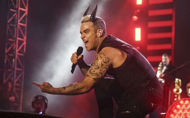 Le chanteur britannique Robbie Williams se produit à Tel Aviv devant 40 000 fans le 2 mai 2015. (Crédit : Flash90)