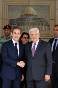 Nicolas Sarkozy et Mahmoud Abbas à Ramallah - 8 juin 2015 (Crédit : AFP)
