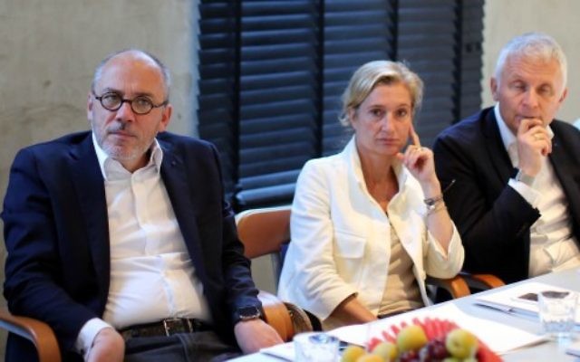 Le PDG français d'Orange Stéphane Richard (à gauche) assiste à une réunion au laboratoire de télécommunications français à Tel-Aviv, le 11 Juin, 2015. (Crédit :AFP PHOTO / DANIEL BAR ON)