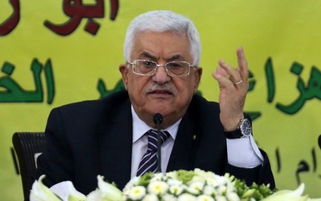 Le président de l'Autorité palestinienne, Mahmoud Abbas, lors d'une réunion avec le Conseil révolutionnaire de son parti, le Fatah, dans la ville de Ramallah, en Cisjordanie, le 16 juin 2015 (Crédit : Abbas Momani / AFP )