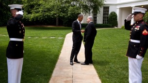 Barack Obama et Benjamin Netanyahu devant la Maison Blanche, en 2011 (Crédit : Pete Souza / Maison Blanche)