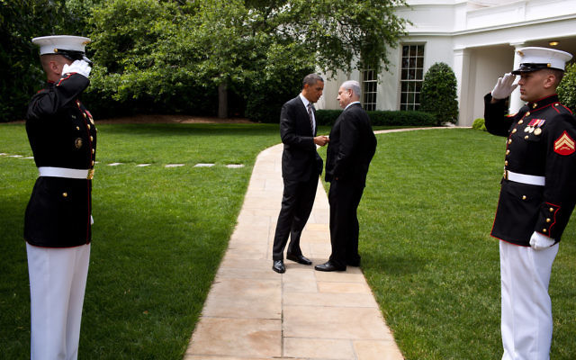 Le président américain Barack Obama (à gauche) et le Premier ministre Benjamin Netanyahu devant la Maison Blanche, en 2011. (Crédit : Pete Souza/Maison Blanche)
