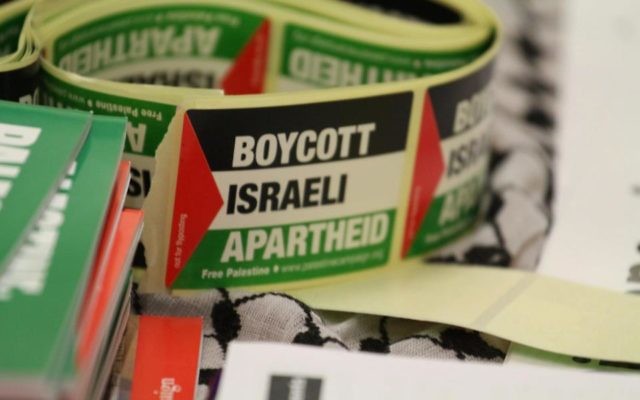 Autocollant pour le boycott d'Israël accusant  le pays d'apartheid (Crédit : Tapash Abu Shaim/Palestine Solidarity Campaign UK/Facebook)