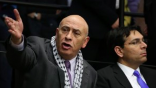Le député arabe israélien Basel Ghattas de la Liste arabe unie (à gauche) à la Knesset , le 12 février 2015 (Hadas Parush / Flash90)