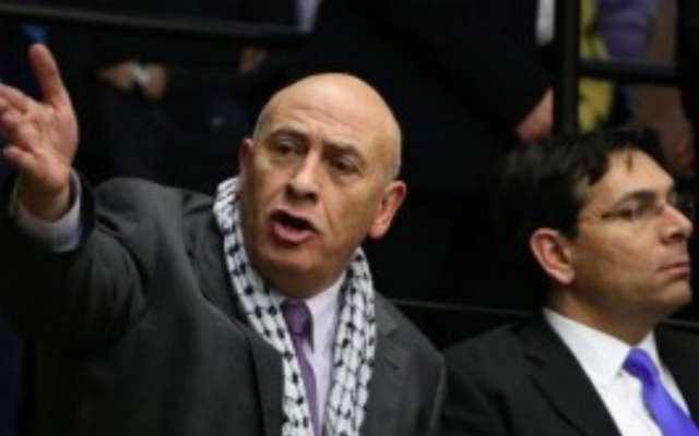 Le député arabe israélien Basel Ghattas (à gauche), du parti Balad, intégré dans la Liste arabe unie, à la Knesset , le 12 février 2015. (Crédit: Hadas Parush/Flash90)
