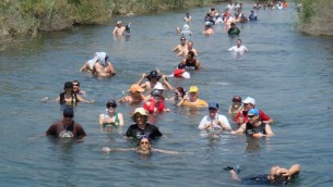 Des Israéliens nagent dans le Jourdain, en 2009. (Crédit : Haim Azulay/Flash90)
