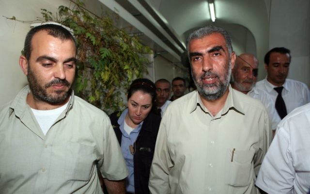 Kamal Khatib, cadre de la Branche nord du Mouvement islamique, à droite, devant le tribunal de Jérusalem, le 4 octobre 2009. (Crédit : Matanya Tausig/Flash90