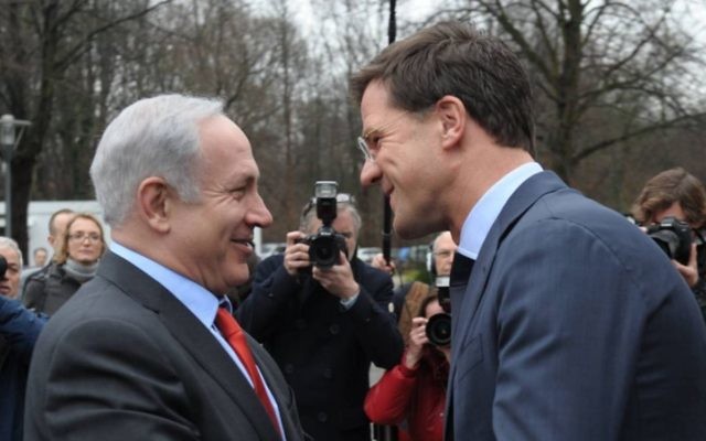 Le Premier ministre Benjamin Netanyahu, à gauche, et son homologue néerlandais, Mark Rutte, à La Haye, aux Pays-Bas, en janvier 2012. (Crédit : Amos Ben Gershom/GPO/Flash90)