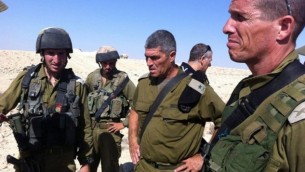 L'ancien commandant du Commandement Sud de Tsahal Tal Russo, au centre, sur les lieux d'une attaque terroriste près de la frontière israélo-égyptienne (Crédit : Porte-parole de Tshal / Flash90)