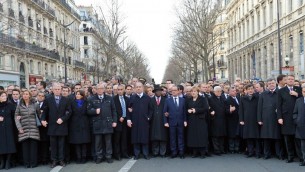 Le président français François Hollande et les dirigeants mondiaux lors de la Marche de la solidarité le 11 janvier 2015, suite à une série d'attaques terroristes à Paris le 7 et 9 janvier (Crédit : Haim Zach / GPO)