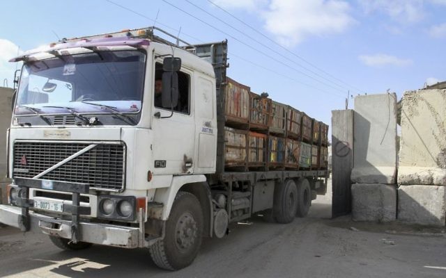 Un camion chargé de marchandises entre dans la bande de Gaza depuis Israël via le passage de Kerem Shalom, dans le sud de la bande de Gaza, le 15 mars 2015. (Crédit : Abed Rahim Khatib/Flash90)