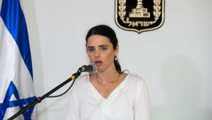 La ministre de la Justice, Ayelet Shaked, au ministère de la Justice, à Jérusalem, le 17 mai 2015 (Crédit : Flash90/Dudi Vaknin/Pool)