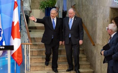 Le Premier ministre Benjamin Netanyahu a rencontré le ministre canadien des Affaires étrangères Robert Nicholson à Jérusalem le 3 Juin, 2015. (cRÉDIT : Emil Salman / POOL)