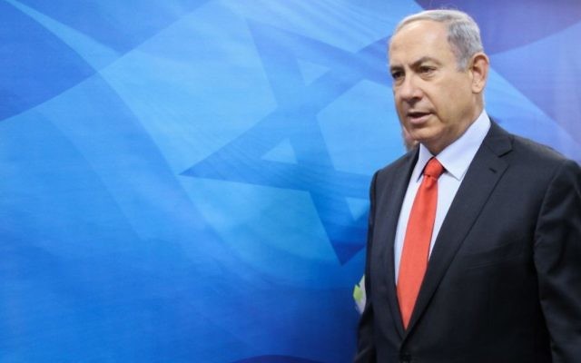 Le Premier ministre Benjamin Netanyahu arrivant à la réunion hebdomadaire du cabinet au bureau du Premier ministre, à Jérusalem, le 28 juin 2015. (Crédit : Alex Kolomoisky/Pool)