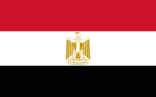 Le drapeau égyptien (Crédit : WIkimedia commons)