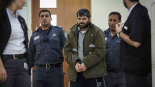 Yosef Haim Ben-David, l'un des juifs suspectés du meurtre de Muhammed Abu Khdeir, sous escorte policière au tribunal de district de Jérusalem, le 3 juin 2015 (Crédit : Hadas Parush/Flash90)