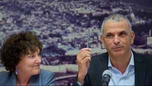 Le ministre des Finances, Moshe Kahlon (à droite) avec la gouverneure de la Banque d'Israël, Karnit Flug, lors d'une conférence de presse annonçant la nomination d'un comité pour favoriser la concurrence dans le système bancaire, au ministère des Finances, à Jérusalem, le 3 juin 2015. (Yonatan Sindel / Flash90)