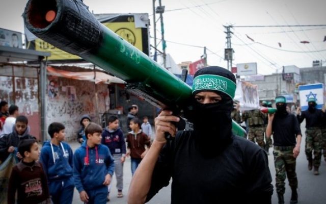 Un membre du Hamas porte une maquette de roquette lors d'un rassemblement dans le camp de réfugiés de Nuseirat, dans la bande de Gaza, le 12 décembre 2014. (Crédit : Abed Rahim Khatib/Flash90)