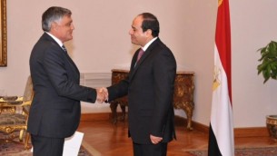Haim Koren (g) et Abdel-Fattah el-Sissi au Caire - 14 septembre 2014 (Crédit : autorisation)