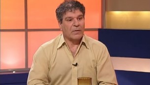 Adnan Tarabash, le directeur d'Al-Midan Theater à Haïfa (Crédit : Capture d'écran YouTube)