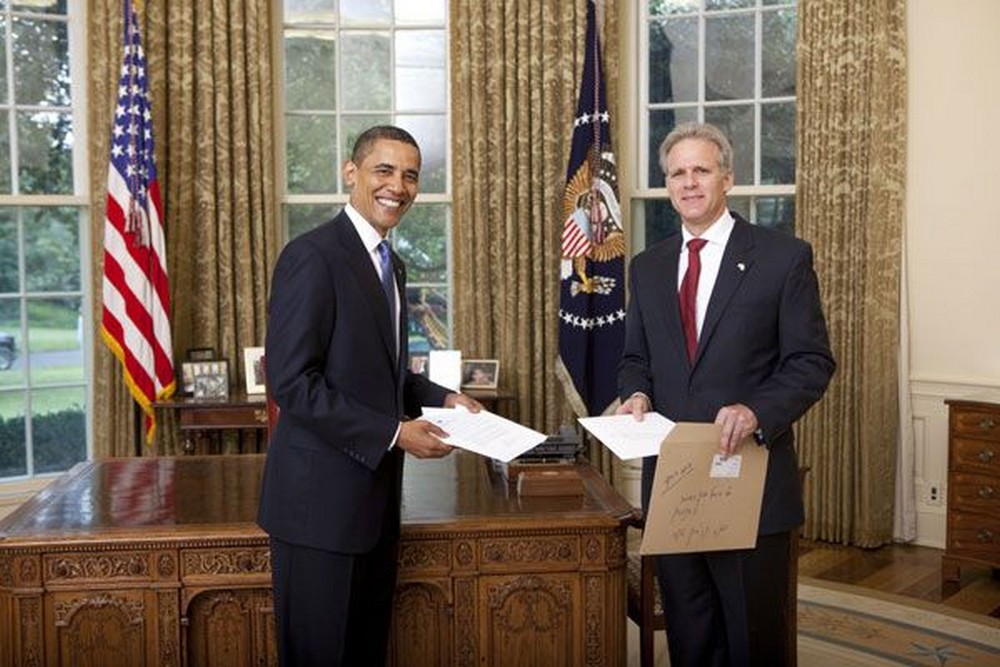 Le président Barack Obama accueillant l'ambassadeur Michael Oren à la Maison Blanche, le  20 juillet 2009 (Crédit : la Maison Blanche)