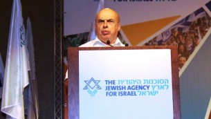 Natan Sharansky, président de l'Agence juive, à la tribune de son conseil d'administration, en juin 2015. (Photo: Facebook/Agence Juive pour Israël)